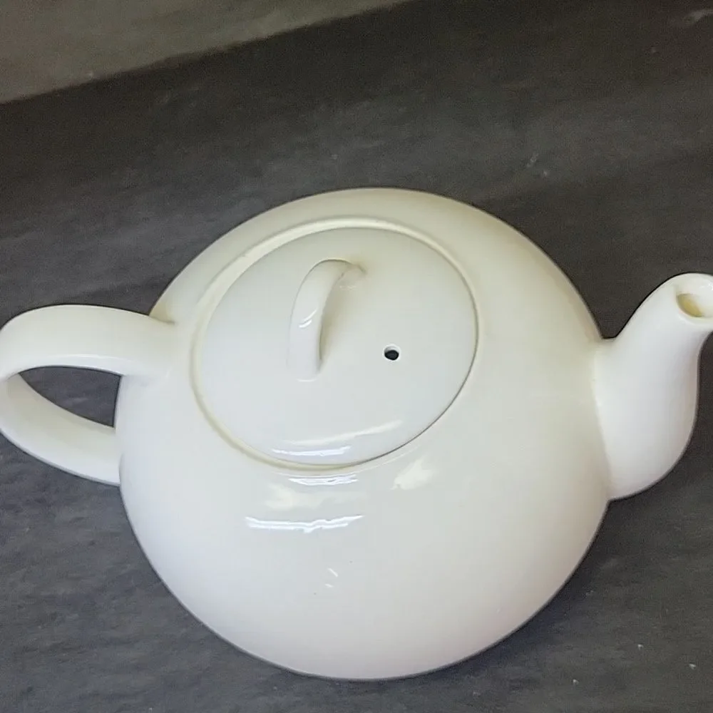 White‎ Teapot With 2 Syracuse China Cups
